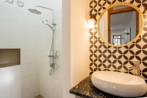 顺化Lam Vien Homestay Hue的带水槽和镜子的浴室