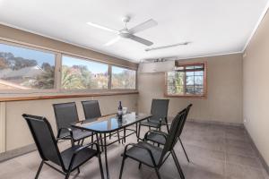 uma sala de jantar com mesa e cadeiras em Yarra Valley Motel em Lilydale