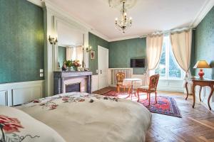 Chateau des Monts في Barbeville: غرفة نوم بسرير وطاولة وكراسي