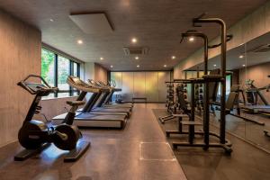 een fitnessruimte met een rij loopbanden en machines bij Midtown Niseko in Niseko