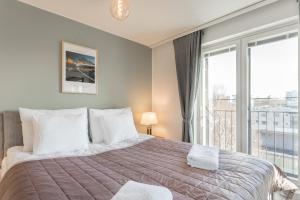 una camera da letto con un letto grande e una grande finestra di Riverside Lux with 2 bedrooms, Car Park garage and Sauna a Turku