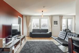 uma sala de estar com um sofá e uma televisão em Riverside Lux with 2 bedrooms, Car Park garage and Sauna em Turku
