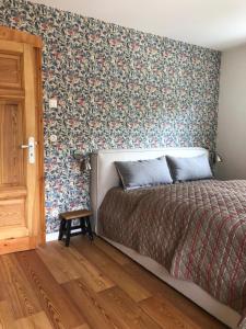 a bedroom with a bed with a floral wallpaper at Katjas Kate in Prerow