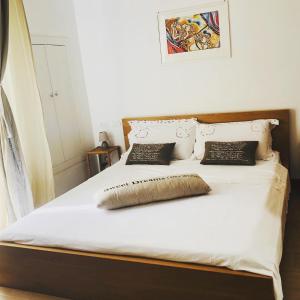 モノーポリにあるCasetta Fabalèの白いベッド(枕付)