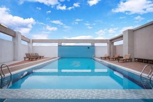 Bazén v ubytování Naruwan Galaxy Hotel nebo v jeho okolí