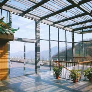武當山的住宿－武当山太和紫隐酒店，从建筑的顶部可以欣赏到 ⁇ 顶的景色