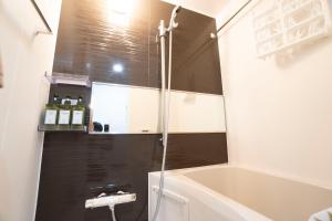 東京にあるHill Side Terrace Hiroo Shibuya 203のシャワー、浴槽、洗面台を備えたバスルーム +18枚の写真
