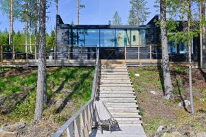 una casa de cristal en un puente de madera con escaleras en TOP Star Lakeland Viitasaari, en Viitasaari