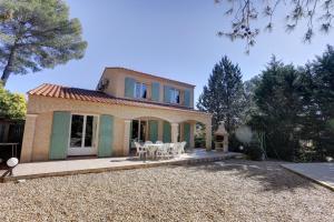 een huis met een patio ervoor bij villa 8 pers, climatisée, piscine chauffée, un havre de paix sous les pins parasols in Roquebrune-sur-Argens