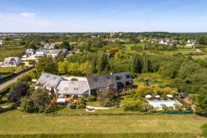 een luchtzicht op een huis met een tuin bij Carnac Lodge Hotel & Spa in Plouharnel