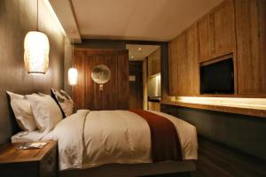 Una cama o camas en una habitación de 武当山太和紫隐酒店