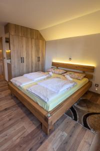 una camera da letto con un letto grande in una stanza di Vineyard Cottage Krivic a Trebelno