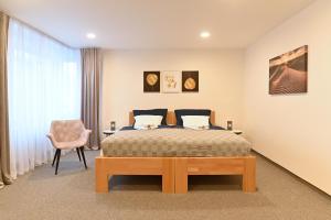 sypialnia z łóżkiem i krzesłem w obiekcie Apartmán 5FIVE w Preszowie