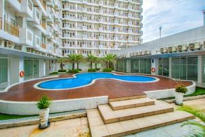 Bazén v ubytování Skyland Sentul Tower Apartment nebo v jeho okolí + 11 fotografií
