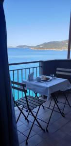una mesa y sillas en un balcón con vistas al océano en Casa Liam, en Teulada