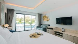TV a/nebo společenská místnost v ubytování Seabed Grand Hotel Phuket - SHA Extra Plus
