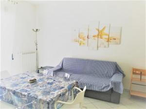 una sala de estar con una mesa y un sofá en Casa Solemare, en Diano Marina 14 fotos más