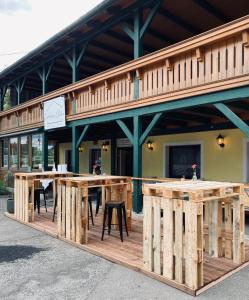 een restaurant met houten tafels op een terras bij Lieboch Living in Lieboch