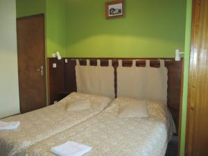 ミュロルにあるLa cle des champsのベッドルーム1室(枕2つ付)