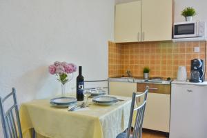 Kuchyň nebo kuchyňský kout v ubytování Holiday Apartments Soparin