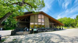 北塩原村にある2nd Houseの大窓のある通りの建物