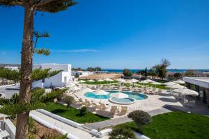 Luftaufnahme eines Resorts mit Pool und Sonnenschirmen in der Unterkunft Evdokia in Plaka
