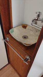- un lavabo dans une armoire en bois avec évier dans l'établissement Suikomareso, à Hita