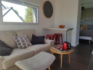 uma sala de estar com um sofá e uma mesa em Studio de Lokentaz em Saint-Gildas-de-Rhuys