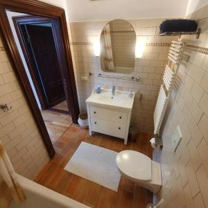 ein Badezimmer mit einem weißen Waschbecken und einem Spiegel in der Unterkunft Schloss Lelkendorf - Fewo Parkblick in Lelkendorf