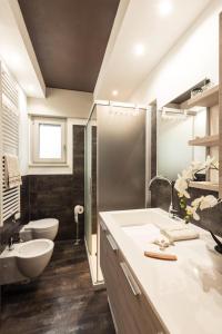 グラードにあるCattleyaの洗面台、浴槽、トイレを備えたバスルーム
