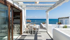 balcón con mesa y vistas al océano en Cielomare Residence Diffuso, en Trapani