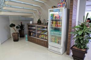 グアラプアバにあるSan Marino Palace Hotelの店内の飲み物がいっぱい入った冷蔵庫