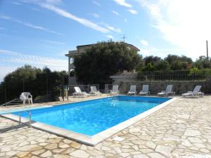 einen Pool mit Stühlen und ein Haus in der Unterkunft Seamoon Residence in Marina di Camerota