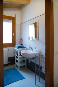 bagno con lavandino e specchio di Bed Portavenezia a Padova