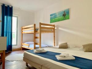 1 Schlafzimmer mit 2 Etagenbetten und einem Fenster in der Unterkunft Hotel Le Centre in Le Boulou