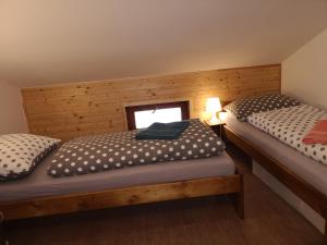 Tempat tidur dalam kamar di Horský apartmán 212 - Cihlářka