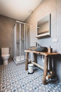 Un baño con lavabo, inodoro y ducha. en Freelife Guesthouse, en Grossreifling 31 fotos más