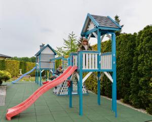 un grupo de niños jugando en un parque infantil en Hotel Lord Dębica, en Dębica