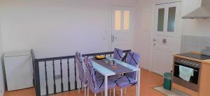 cocina con mesa y sillas en el balcón en Die Stadtvilla - Gästehaus mit Gemeinschaftsküche, Hausnummer 34 en Marne