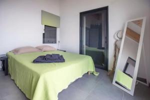 Postel nebo postele na pokoji v ubytování appartement vue mer el farniente