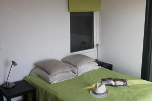 Postel nebo postele na pokoji v ubytování appartement vue mer el farniente