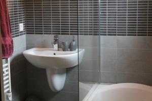 Koupelna v ubytování appartement vue mer el farniente + 37 fotografií