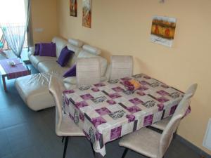 uma sala de estar com uma mesa e um sofá em Apartamento Playa Esquirol em Cambrils