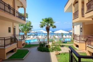 Vista sulla piscina di Mediterranean Beach Hotel o su una piscina nei dintorni