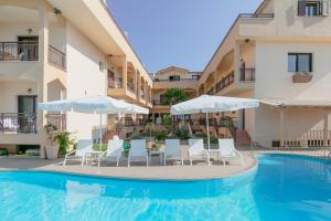 A piscina localizada em Mediterranean Beach Hotel ou nos arredores
