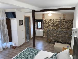 a living room with a stone wall at LA CASA REBONITA in Candelario