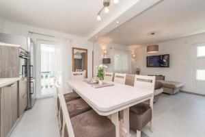 Kuchyň nebo kuchyňský kout v ubytování VILLA FAMILY SUKOŠAN, ZADAR