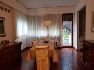 a dining room with a table and a kitchen at Appartamento "Villa BMC" in Porto San Giorgio