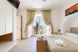 een slaapkamer met een groot bed en een raam bij B&B I Tarocchi in Porto Cesareo