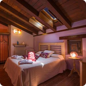 A bed or beds in a room at Hotel La Casa del Canónigo